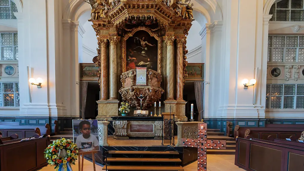 Ein-Bild-in-der-Weilburger-Schlosskirche-zeigt-den-sechsjaehrigen-Pawlos-der-nach-wochenlanger-Vermisstensuche-am-Ostersonntag-tot-aus-der-Lahn-in-Weilburg-geborgen-wurde