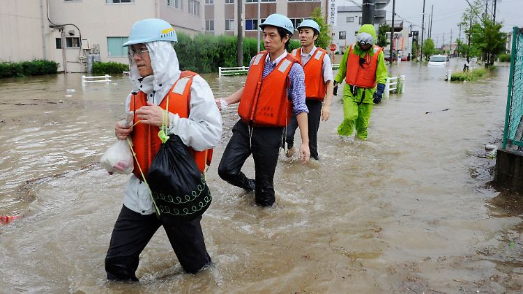 Im zentraljapanischen Nagoya führt der Regen bereits zu heftigen Überschwemmungen.