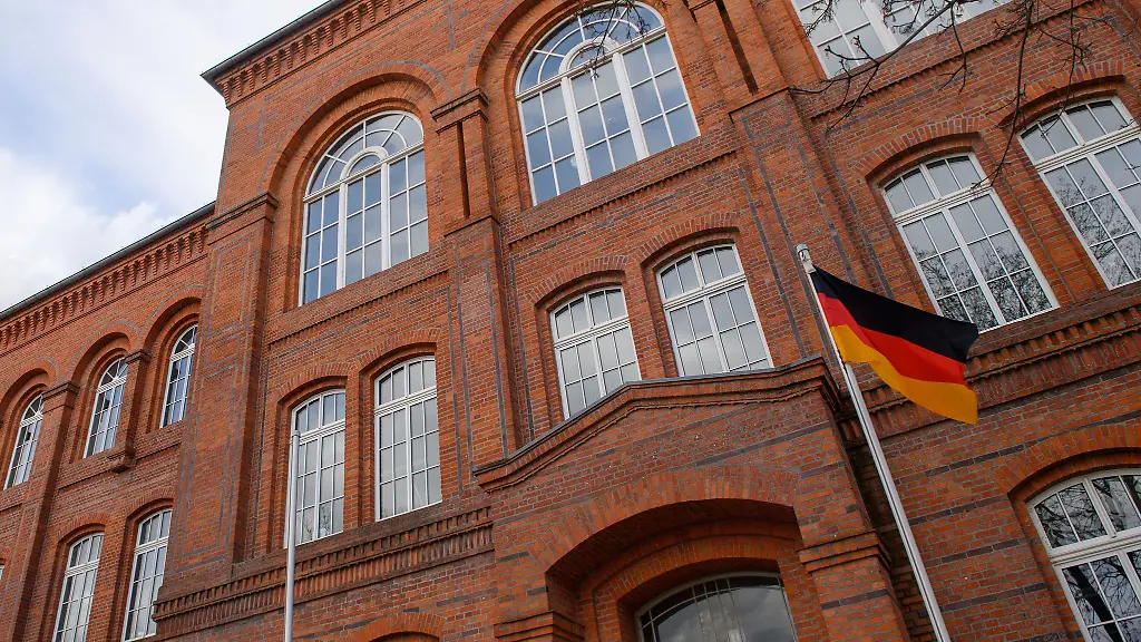 Das-Roland-Gymnasium-in-Burg-setzte-als-erste-Schule-im-Landkreis-Jerichower-Land-den-Beschluss-um-Auch-in-Mansfeld-Suedharz-soll-nun-die-Deutschlandflagge-regelmaessig-an-Schulen-zu-sehen-sein