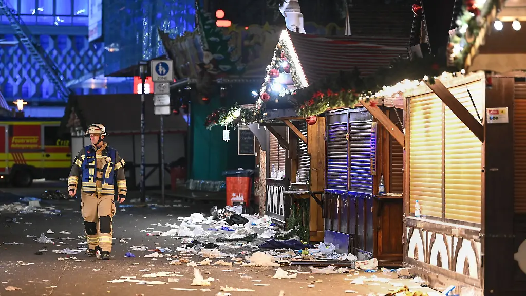 Wenige-Tage-vor-Weihnachten-war-ein-50-Jahre-alter-Mann-aus-Saudi-Arabien-mit-einem-Auto-ueber-den-Weihnachtsmarkt-gerast