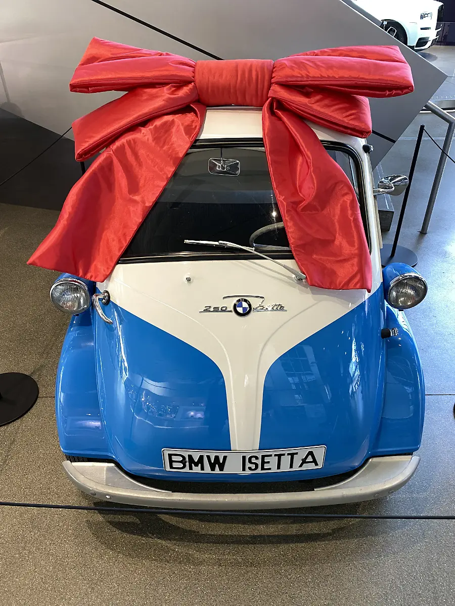 12-Star-in-der-BMW-Welt-Munchen-eine-Isetta-von-Quelle-autodrom