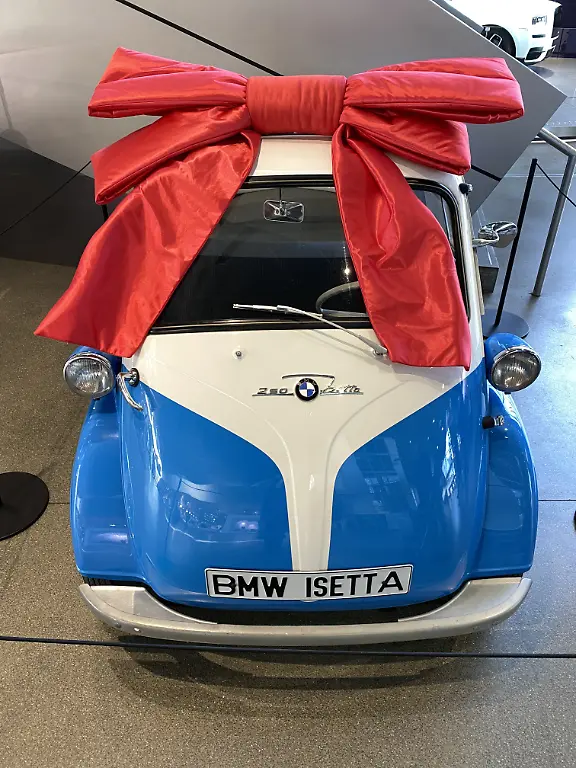 12-Star-in-der-BMW-Welt-Munchen-eine-Isetta-von-Quelle-autodrom