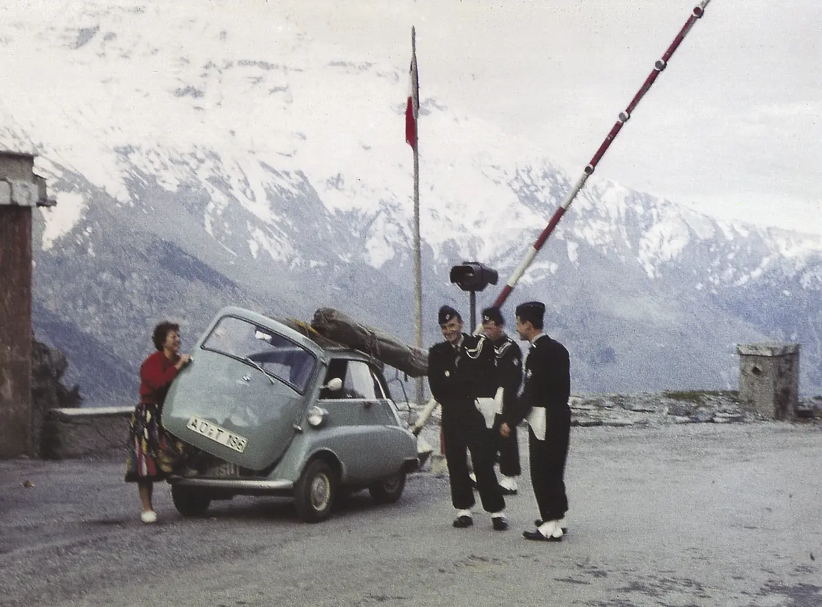 09-Auf-der-Strasse-nach-Suden-Eine-BMW-Isetta-Export-Quelle-BMW-AG