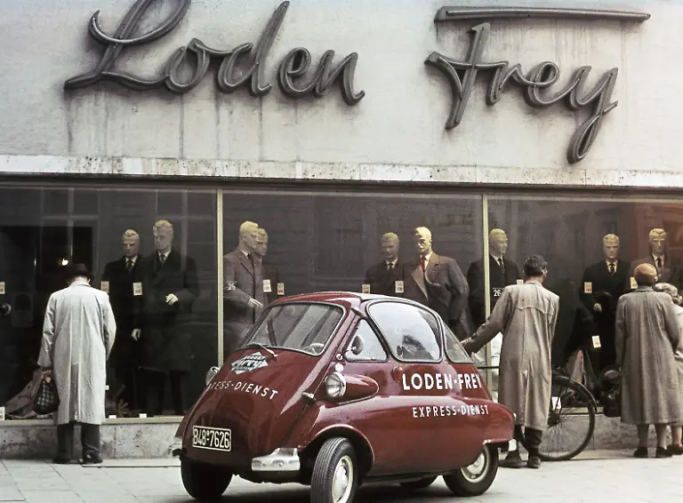 06-Charmanter-Werbetrager-und-Lieferwagen-in-den-Quelle-BMW-AG