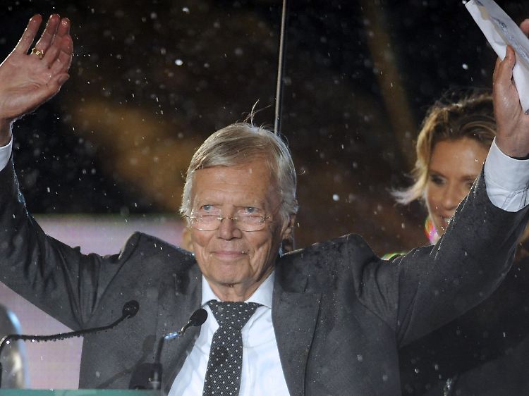 Karlheinz Böhm wird für seine Afrika-Hilfsorganisation "Menschen für Menschen" geehrt.