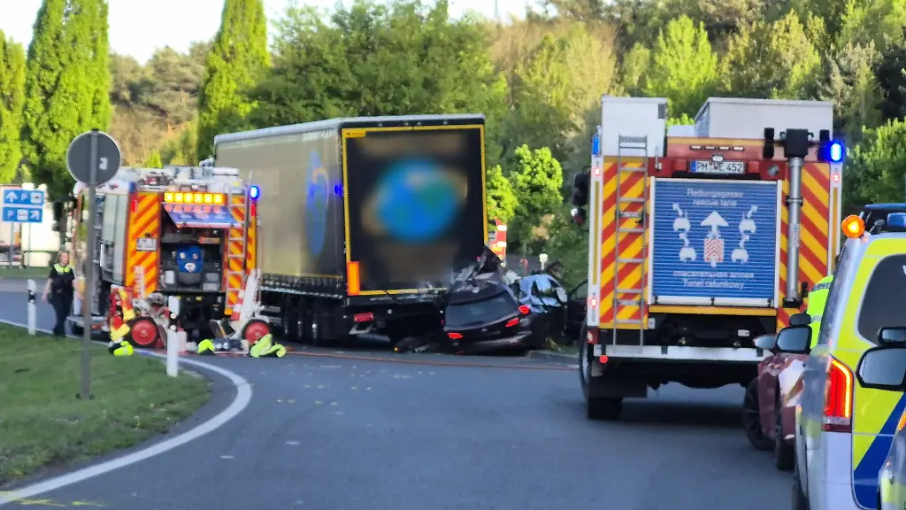 Polizei-und-Feuerwehr-sichern-den-Unfallort-auf-einem-Rastplatz-an-der-A10
