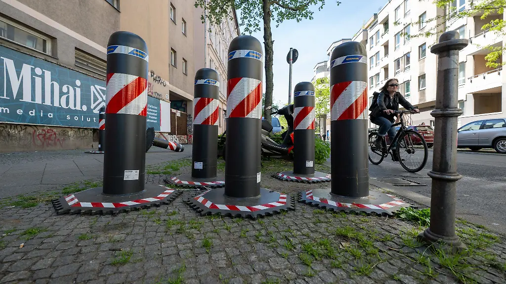 Mit-schweren-mobilen-Pollern-schuetzt-die-Berliner-Polizei-die-Demonstrationen-und-Feste-am-1-Mai-vor-Amok-oder-Terrorfahrten