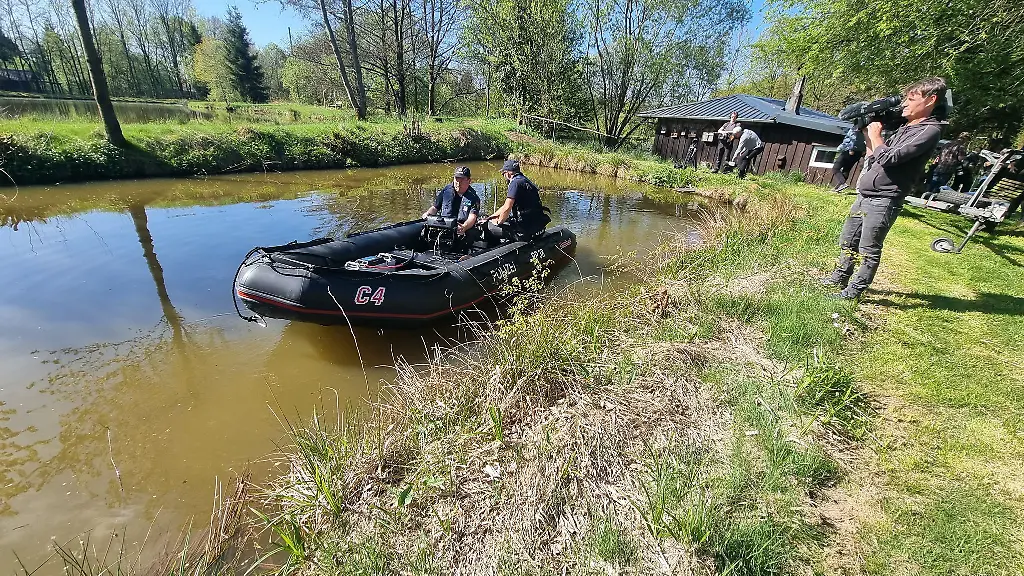 Auch-einen-Teich-hat-die-Polizei-abgesucht