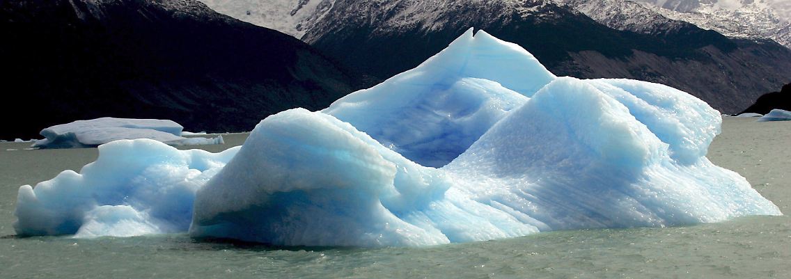 Ein großer Eisblock, der vom Upsala-Gletscher abgebrochen ist, schwimmt in Patagonien im Süden Argentiniens.