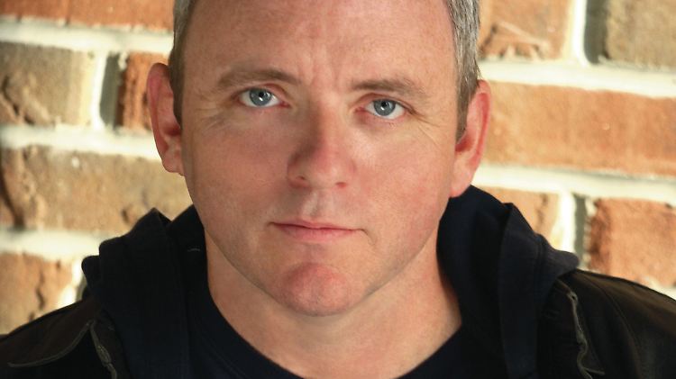 Dennis Lehane wird für seinen Erstlingsroman "Streng vertraulich" rund um den Privatdetektiv Patrick Kenzie mit dem Shamus-Award ausgezeichnet. Zudem erhält er mehrmals den Deutschen Krimipreis.