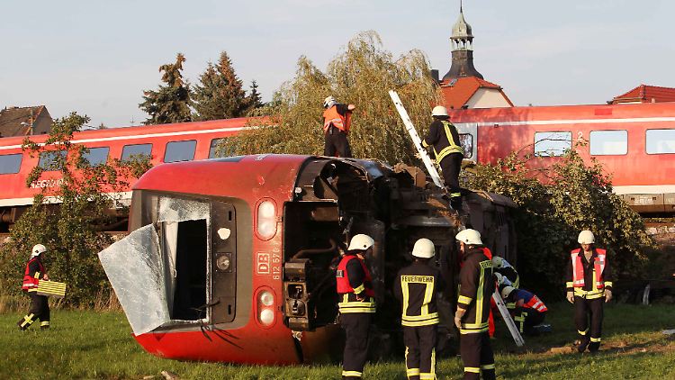 Ein Wagen kippte um, zwei hielten sich in Schräglage.