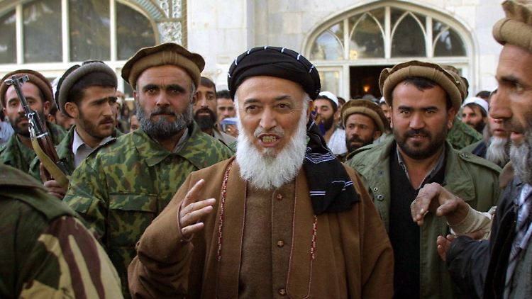 Ex-Präsident Burhanuddin Rabbani umgeben von Bodyguards. Auch sie können seinen Tod nicht verhindern.