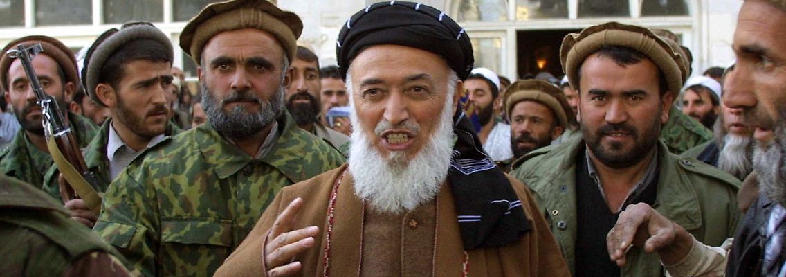 Ex-Präsident Burhanuddin Rabbani umgeben von Bodyguards. Auch sie können seinen Tod nicht verhindern.