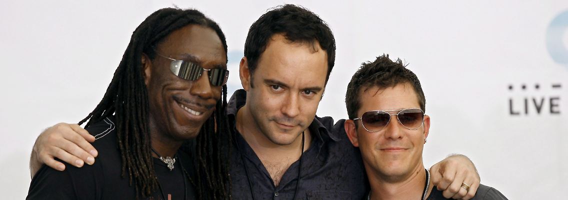 Mitglieder der Dave Matthews Band: Boyd Tinsley (l), Dave Matthews (M) und Stefan Lessard (r).