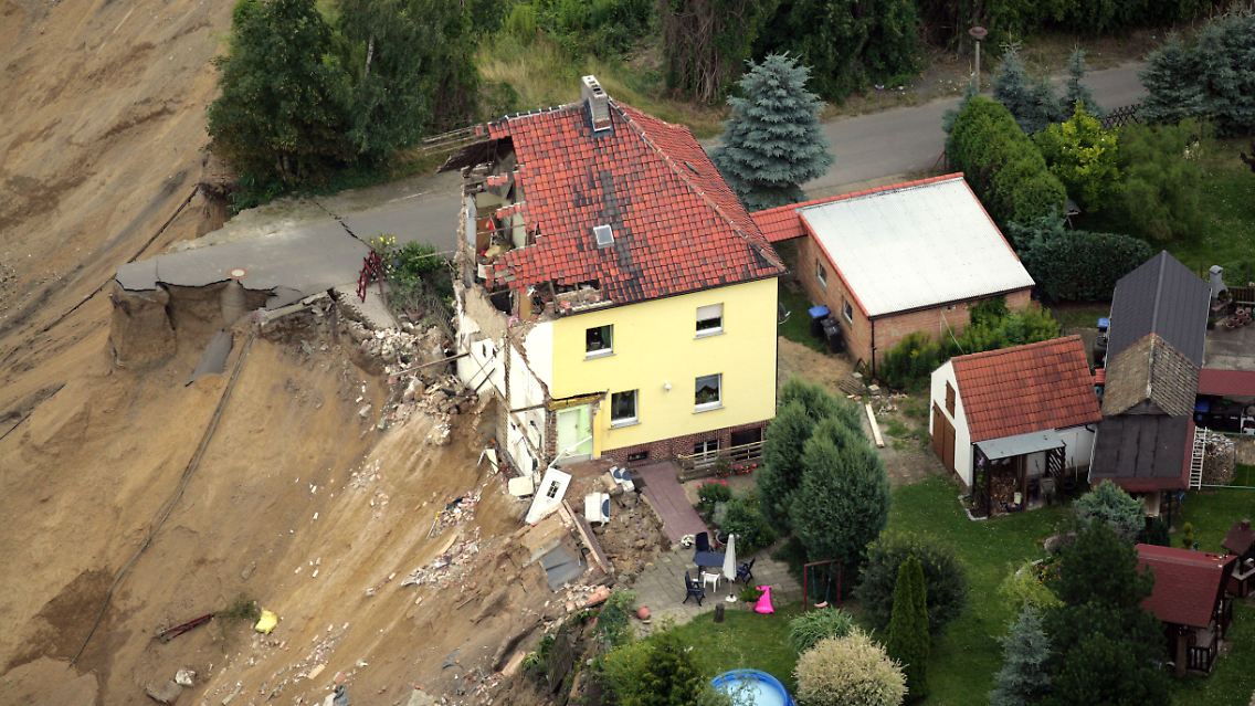 Eine Luftaufnahme zeigt das Ausmaß des Erdrutsches vom 18. Juli am Concordia-See in Nachterstedt.