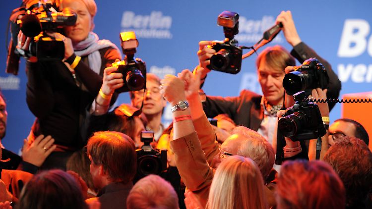 Alle Kameras auf Wowereit: Berlins Regierender Bürgermeister ist exakt so alt wie das Durchschnittsmitglied der SPD.