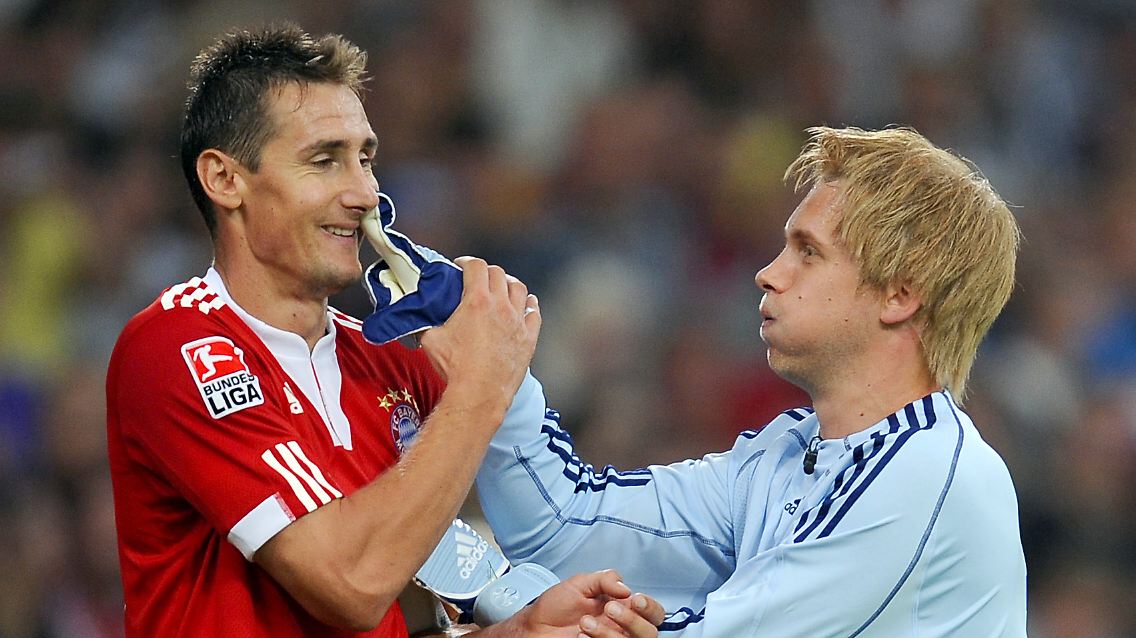 Sehr lustig: Herr Klose und Herr Pocher bei einem Fußballspiel. Immerhin war das Ganze für einen guten Zweck. Und der heiligt bekanntlich die Mittel.