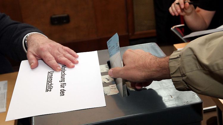 Im Berliner Wahlbezirk 107 unterläuft den Wahlhelfern ein Fehler. 