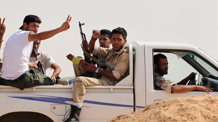 Die libyschen Rebellen zeigen das Victory-Zeichen.