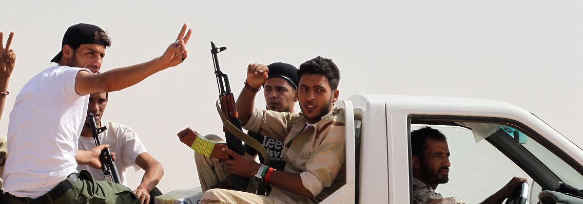 Die libyschen Rebellen zeigen das Victory-Zeichen.