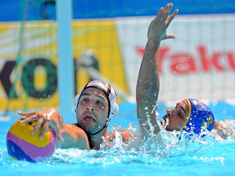 Respekt: Die deutschen Wasserballer, hier Marko Savic im Spiel gegen Montenegro, haben bei der WM das Viertelfinale erreicht.