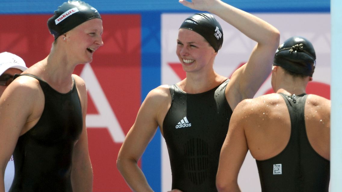 Freude am Beckenrand: Britta Steffen, Mitte, Petra Dallmann (l) und Daniela Samulski.