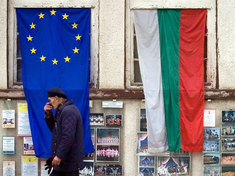 ... Wenn es ihnen gelingt, Mafia und Korruption wirksam zu bekämpfen, könnten die EU-Hilfen bald wieder anlaufen.