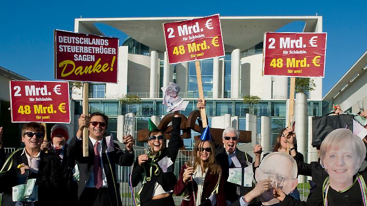 Vor dem Kanzleramt protestierten Demonstranten gegen die Nachsicht mit Steuersündern.