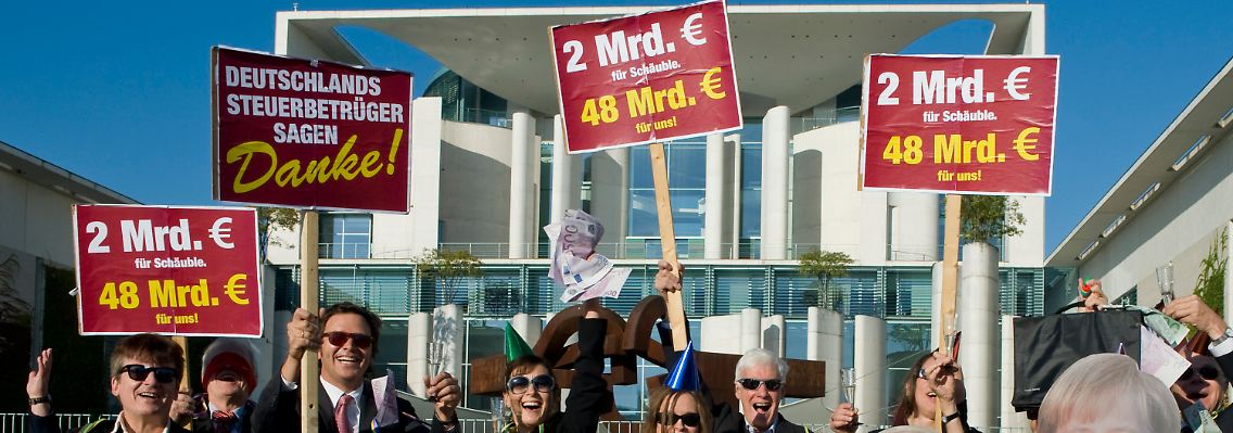Vor dem Kanzleramt protestierten Demonstranten gegen die Nachsicht mit Steuersündern.