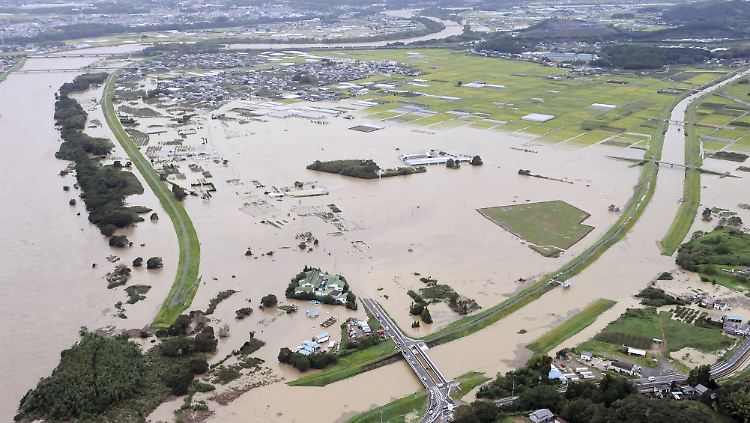 Der Fluss Toyo in der Mitte des Landes führt bereits nach wenigen Stunden Hochwasser.