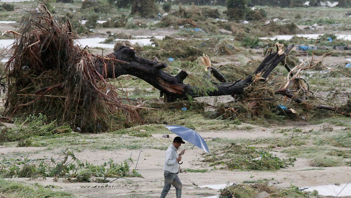 2011-09-21T100046Z_01_KAS05_RTRMDNP_3_JAPAN-TYPHOON.JPG1006405320233238564.jpg