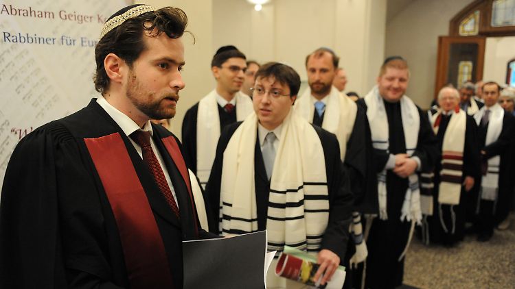 Kurz vor der feierlichen Ordination der drei Absolventen des Abraham Geiger Kollegs am 18.06.2009 in der großen Synagoge Rykestraße in Berlin.