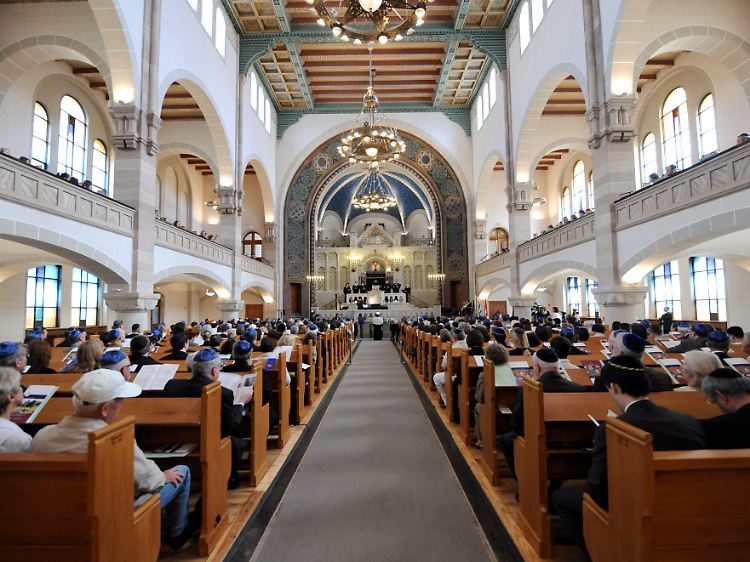 Mitglieder der jüdischen Gemeinde und Gäste aus aller Welt verfolgten die Ordination und feierten auch den Studienabschluss des ersten jüdischen Kantors, der in Deutschland nach dem Holocaust ausgebildet wurde.