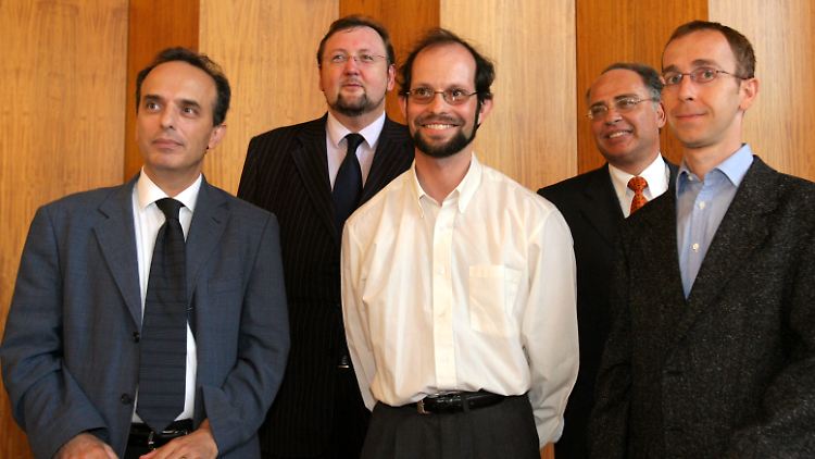 Kolleg-Direktor Walter Homolka (hinten links) 2006 zusammen mit den ersten drei Absolventen (vorne).