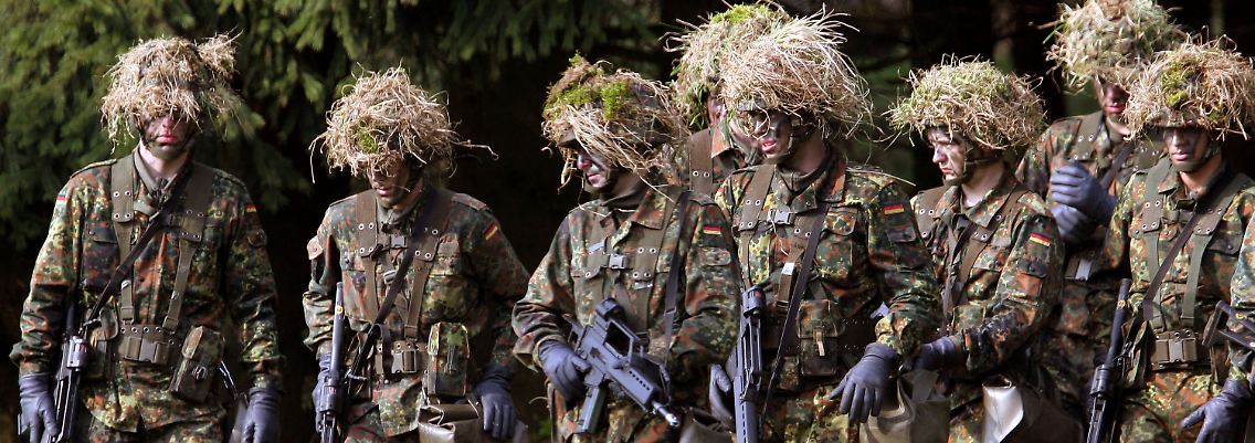 Bei einer Übung über das freie Gelände der Knüll Kaserne in Schwarzenborn.