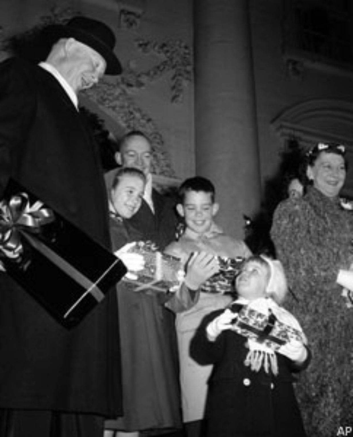 Weihnachten im Weißen Haus ist vor allem das Fest der First Ladys und der Kinder. 1958 stehen Mary Jean (vorn), David und Barbara Ann mit Opa Dwight Eisenhower und Oma Mamie Eisenhower vor dem Weihnachtsbaum.