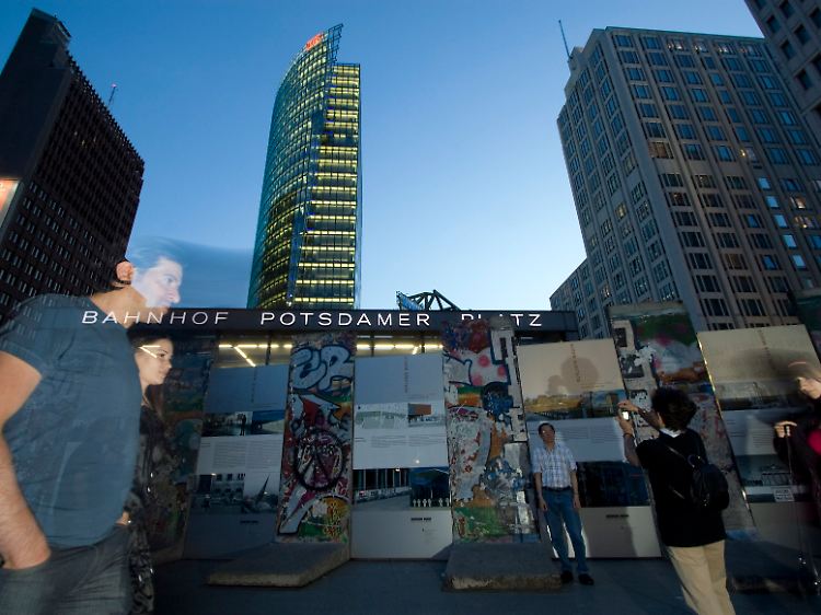 Ausstellung von Teilen der Mauer am Potsdamer Platz in Berlin.