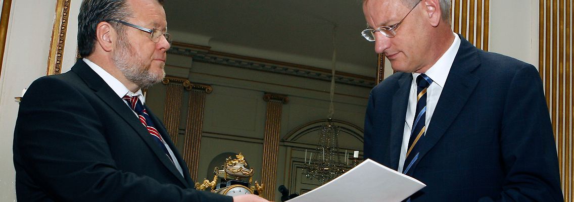 Der isländische Außenminister Ossur Skarphedinsson (links) bei der Übergabe von Islands Antrag auf die EU-Mitgliedschaft an Schwedens Außenminister Carl Bildt (rechts) in Stockholm am letzten Donnerstag.
