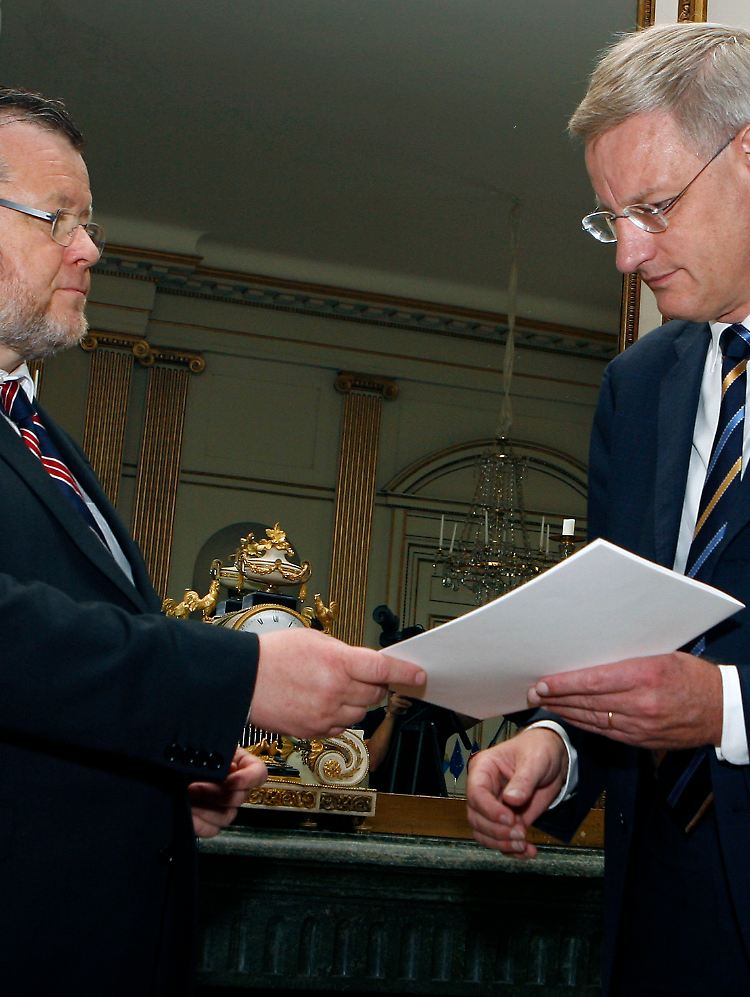 Der isländische Außenminister Ossur Skarphedinsson (links) bei der Übergabe von Islands Antrag auf die EU-Mitgliedschaft an Schwedens Außenminister Carl Bildt (rechts) in Stockholm am letzten Donnerstag.