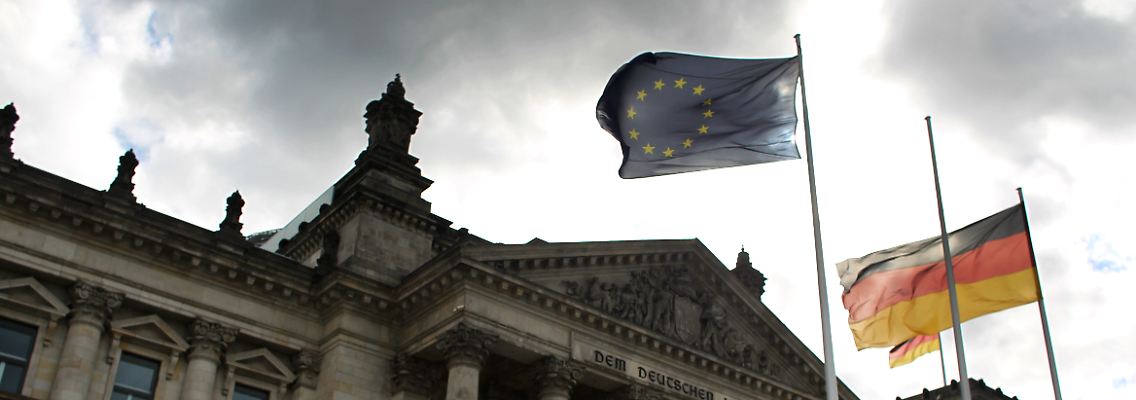 Wolken und bald auch Fahnen auf Halbmast? Die deutsche und die Eurozonen-Wirtschaft gerät merklich ins Stocken.