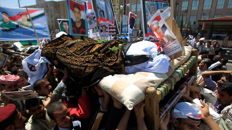 Regimegegner in Sanaa tragen einen Getöteten zu Grabe.
