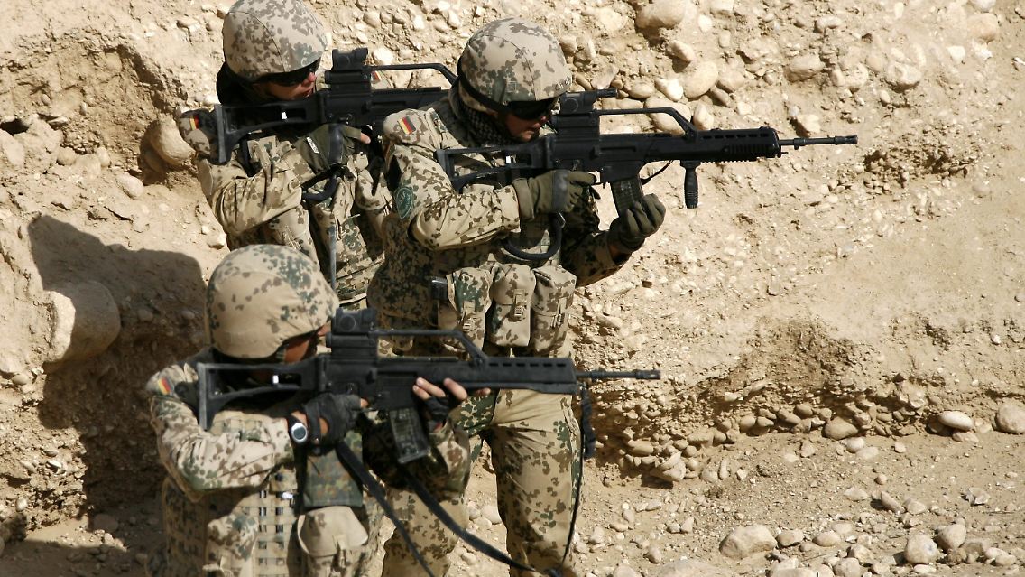 Unsicherheiten beseitigen: Bislang durften Soldaten nur schießen, wenn sie angegriffen werden.