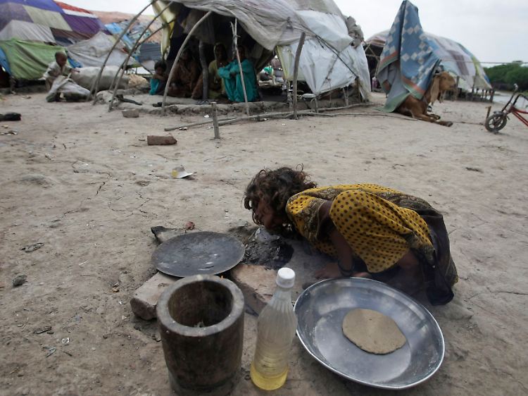 Der latente Hunger zermürbt die Menschen und tötet sie schließlich, wie in den Überschwemmungsgebieten in Pakistan.