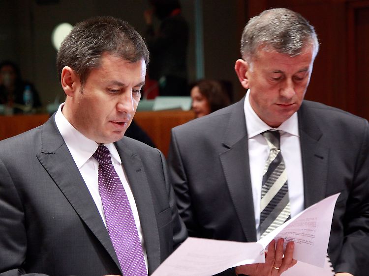 Die rumänischen EU-Vertreter Traian Igas (links) und Marian Tutilescu werfen einen Blick in das Hausaufgabenheft der EU.