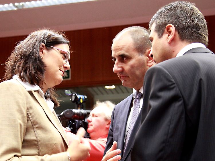 EU-Innenkommissarin Cecilia Malmström überbringt dem bulgarischen Innenminister Tsvetan Tsvetanov (Mitte) die Bedenken der Kommission.
