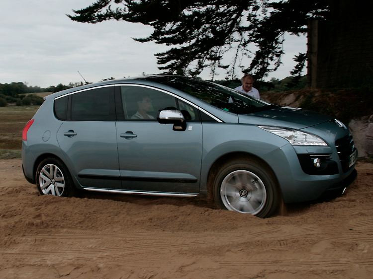 Die Vorderräder drehen durch, gleich schiebt die Hinterachse das Auto aus dem Sand.