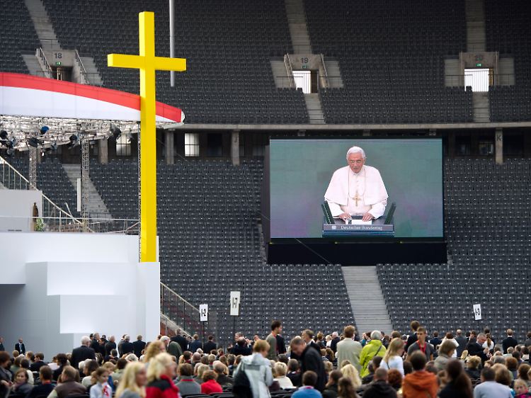 Die Rede des Papstes wurde ins Olympiastadion übertragen. Dort warteten bereits einige Tausend Gläubige.