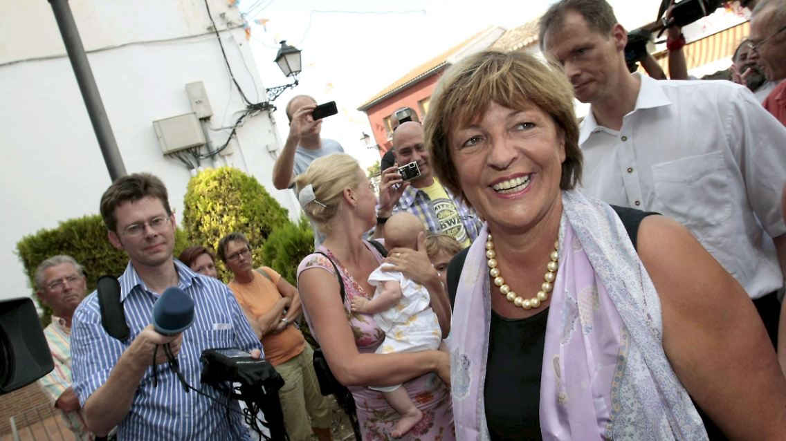 Ulla Schmidt auf dem Weg ins Kulturhaus von Els Poblets.