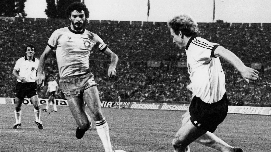 Der deutsche Stürmer Karl-Heinz Rummenigge und der brasilianische Mittelfeldspieler und Kapitän Sócrates (ämpfen am 19. Mai 1981 in Stuttgart um den Ball. Der mittlerweile 57 Jahre alte Socrates leidet als Folge seines jahrzehntelangem Alkoholmissbrauchs an einer Leberzirrhose.
