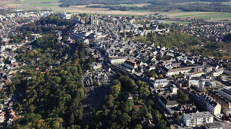 "Gekrönter Berg": Laudanum, wie die ehemalige Hauptstadt Frankreichs unter den Karolingern hieß, ist auf dem 100 Meter hohen Kalksteinfelsen schon von Weitem zu sehen.